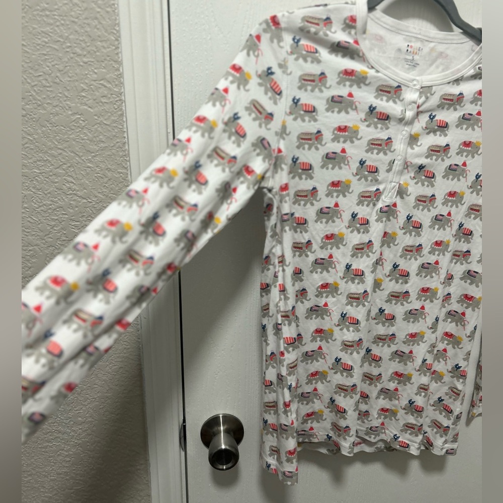 Roller Rabbit Long Sleeved Christmas Hathi top Size small - Picture 3 of 7